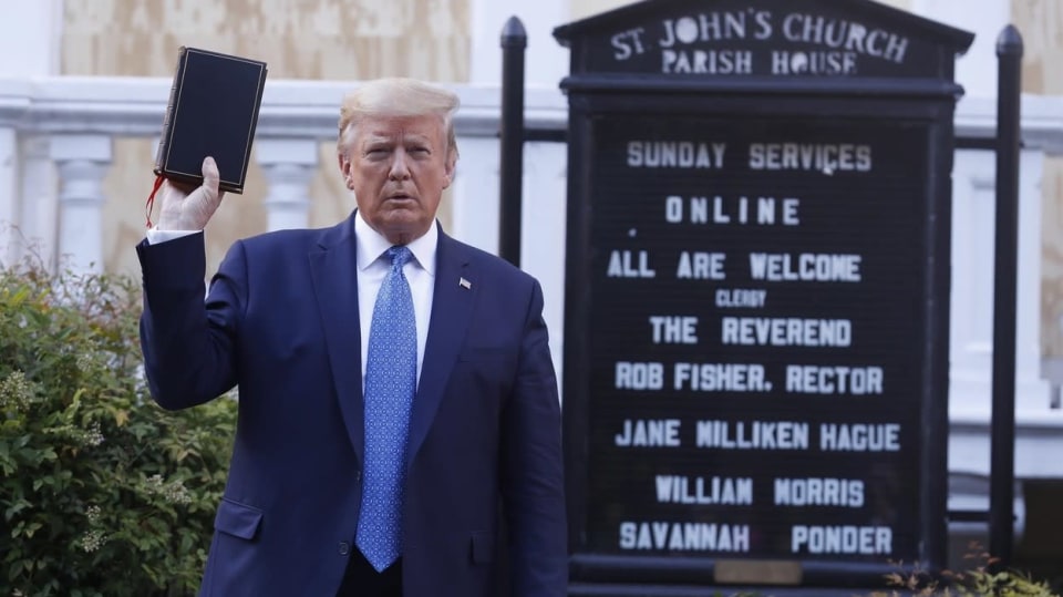 Donald Trump před pár dny pózoval s biblí.